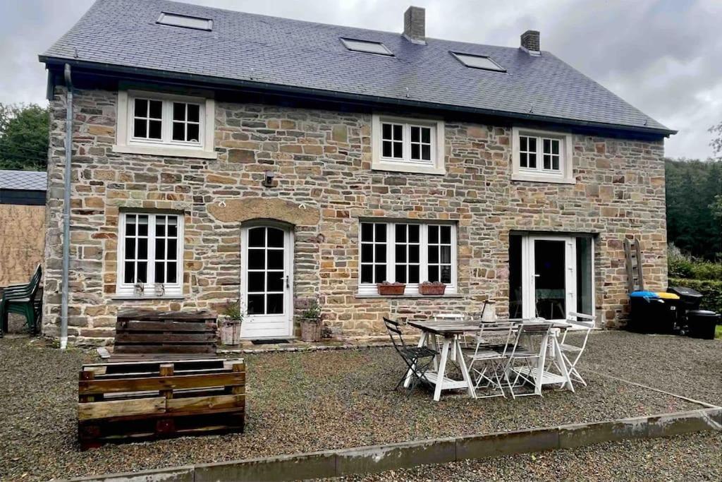 Maison En Pierre, Chaleureuse, Avec Etang Casa de Férias